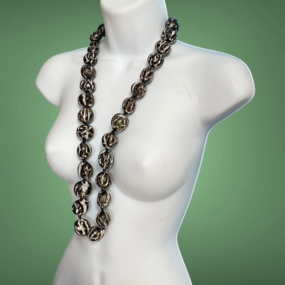 Kukui Nuts Tiger Print Black & White Etched Distressed Chunky Necklace - Picture 1 of 4